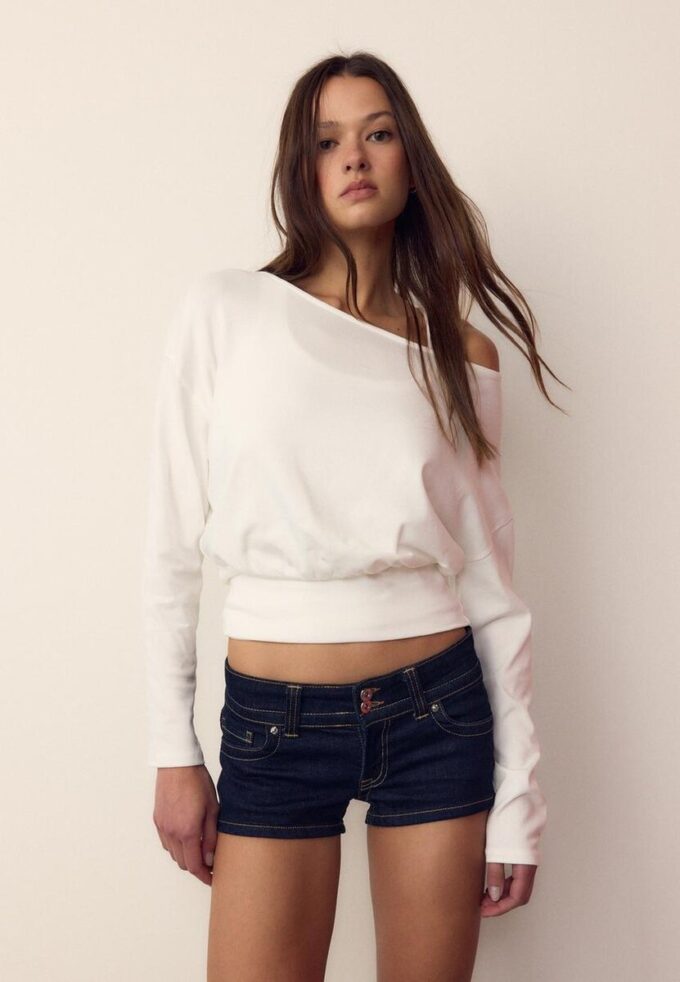 Camiseta de manga larga con cuello barco y dobladillo con faja Camiseta de manga larga con cuello barco y dobladillo con faja
