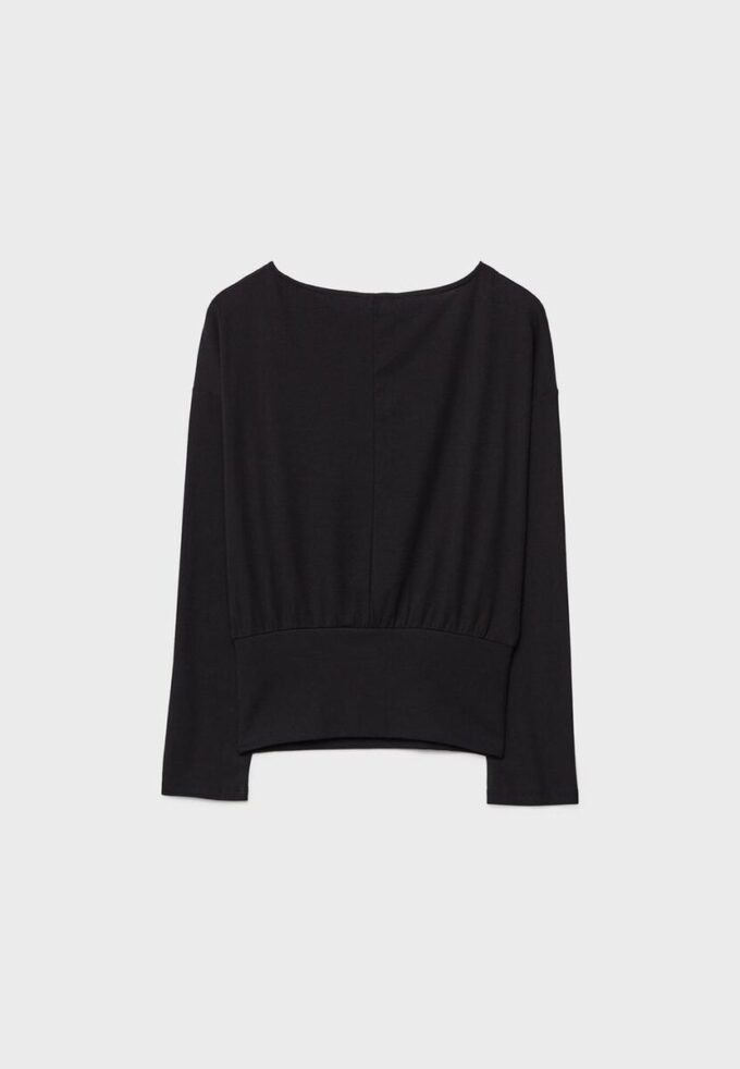 Camiseta de manga larga con cuello barco y dobladillo con faja Camiseta de manga larga con cuello barco y dobladillo con faja