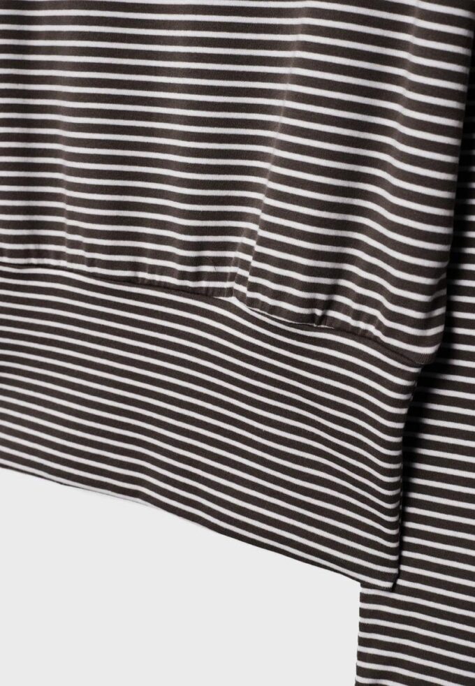 Camiseta de manga larga con cuello barco y faja a rayas Camiseta de manga larga con cuello barco y faja a rayas