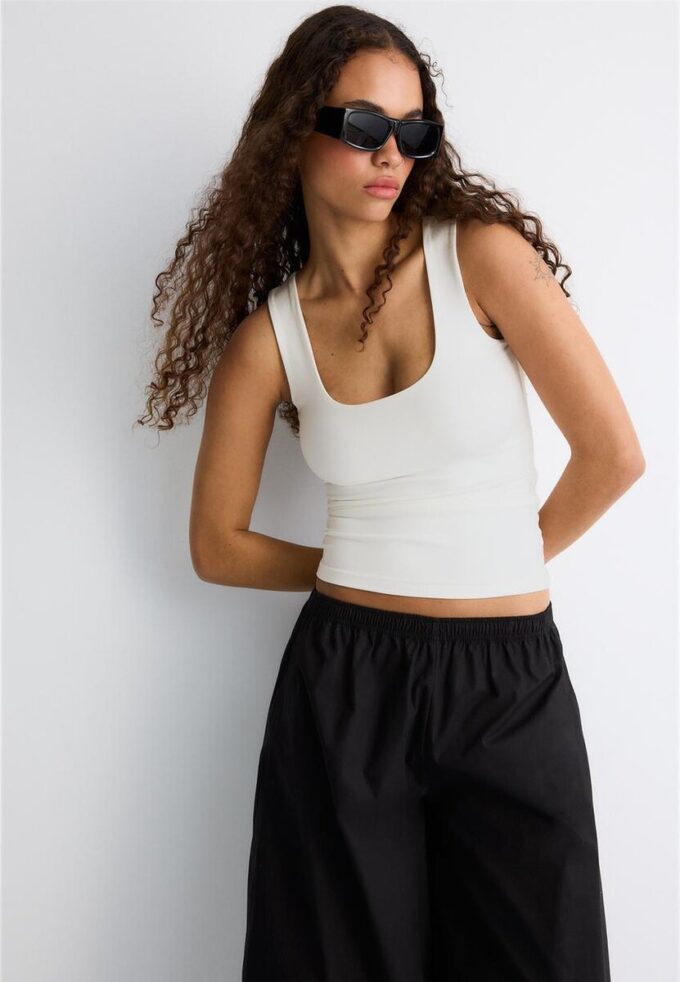 Camiseta de poliamida con tirantes anchos Camiseta de poliamida con tirantes anchos