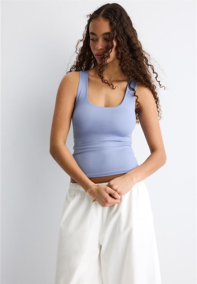Camiseta de poliamida con tirantes anchos Camiseta de poliamida con tirantes anchos