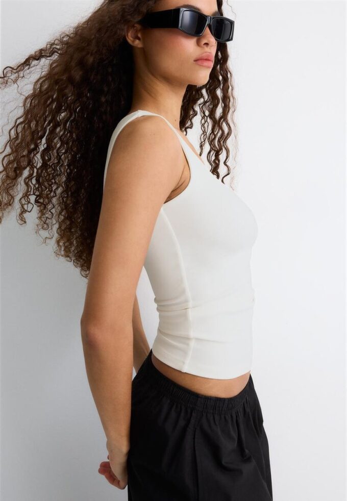 Camiseta de poliamida con tirantes anchos Camiseta de poliamida con tirantes anchos