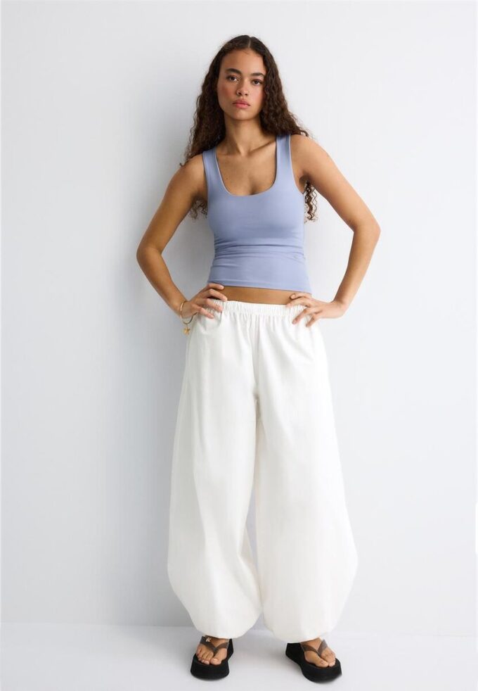 Camiseta de poliamida con tirantes anchos Camiseta de poliamida con tirantes anchos