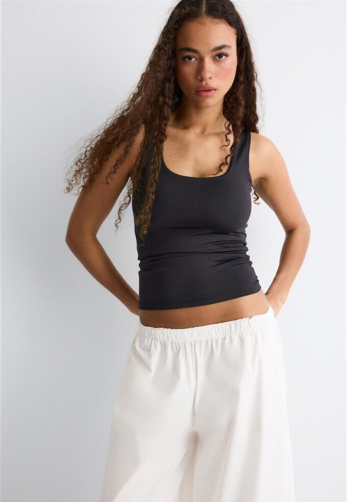 Camiseta de poliamida con tirantes anchos Camiseta de poliamida con tirantes anchos