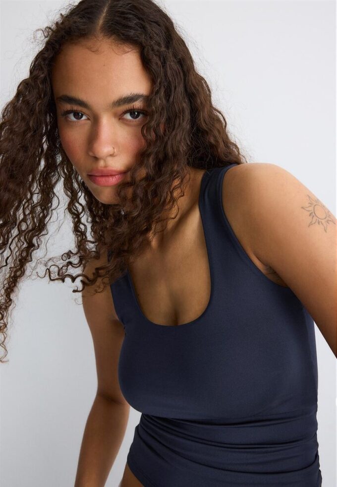 Camiseta de poliamida con tirantes anchos Camiseta de poliamida con tirantes anchos