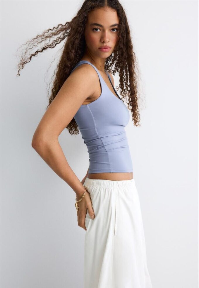 Camiseta de poliamida con tirantes anchos Camiseta de poliamida con tirantes anchos