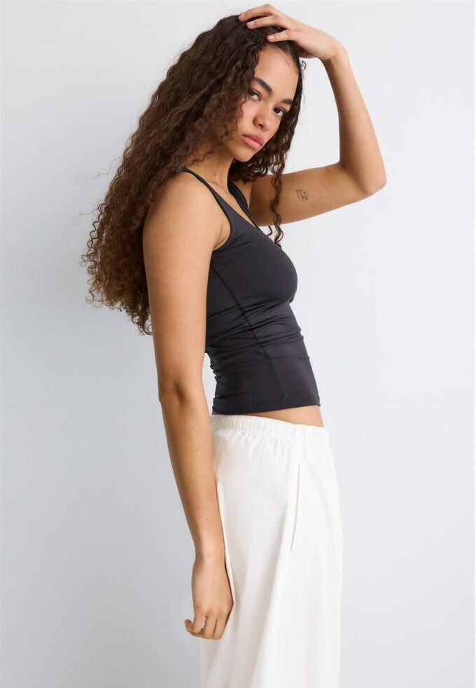 Camiseta de poliamida con tirantes anchos Camiseta de poliamida con tirantes anchos