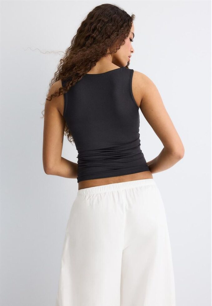 Camiseta de poliamida con tirantes anchos Camiseta de poliamida con tirantes anchos