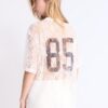 Camiseta oversize de encaje con detalle gráfico