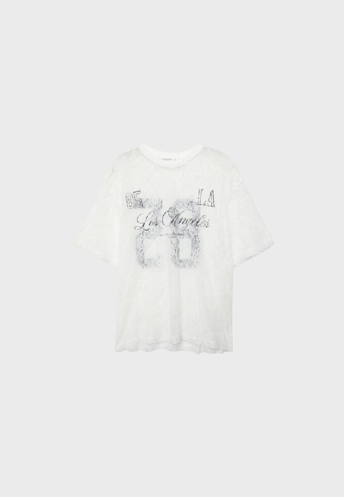Camiseta oversize de encaje con detalle gráfico