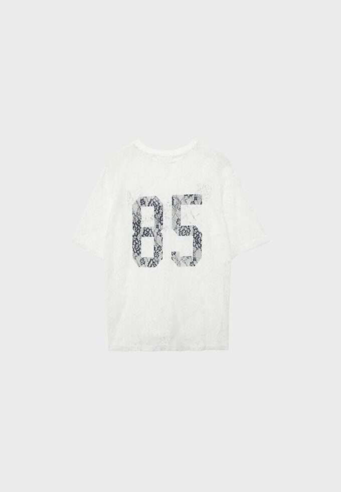 Camiseta oversize de encaje con detalle gráfico
