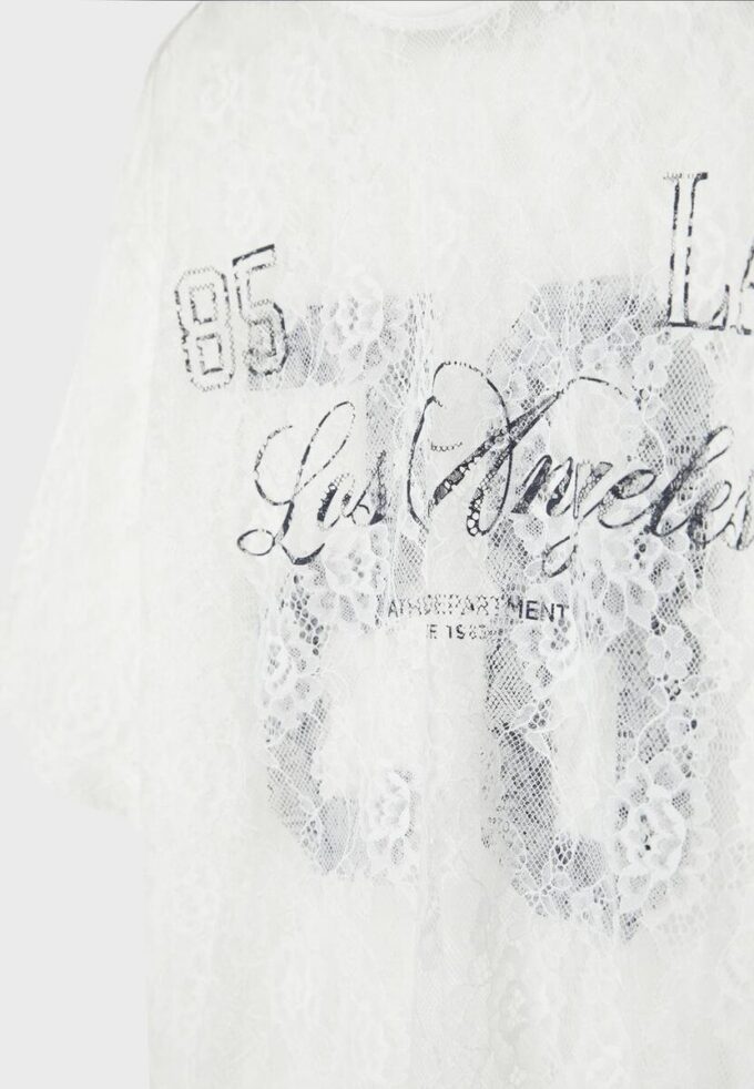 Camiseta oversize de encaje con detalle gráfico