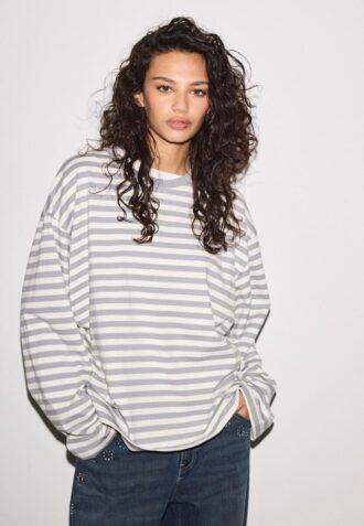 Camiseta oversize de manga larga a rayas