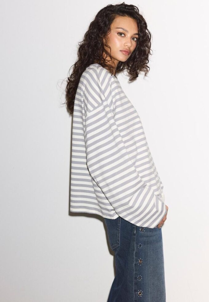 Camiseta oversize de manga larga a rayas Camiseta oversize de manga larga a rayas