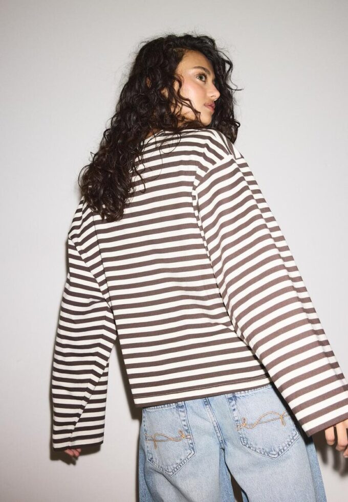 Camiseta oversize de manga larga a rayas Camiseta oversize de manga larga a rayas