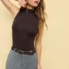 Camiseta sin mangas con cuello de embudo