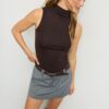 Camiseta sin mangas con cuello de embudo