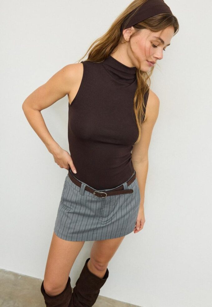 Camiseta sin mangas con cuello de embudo