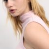 Camiseta sin mangas con cuello de embudo