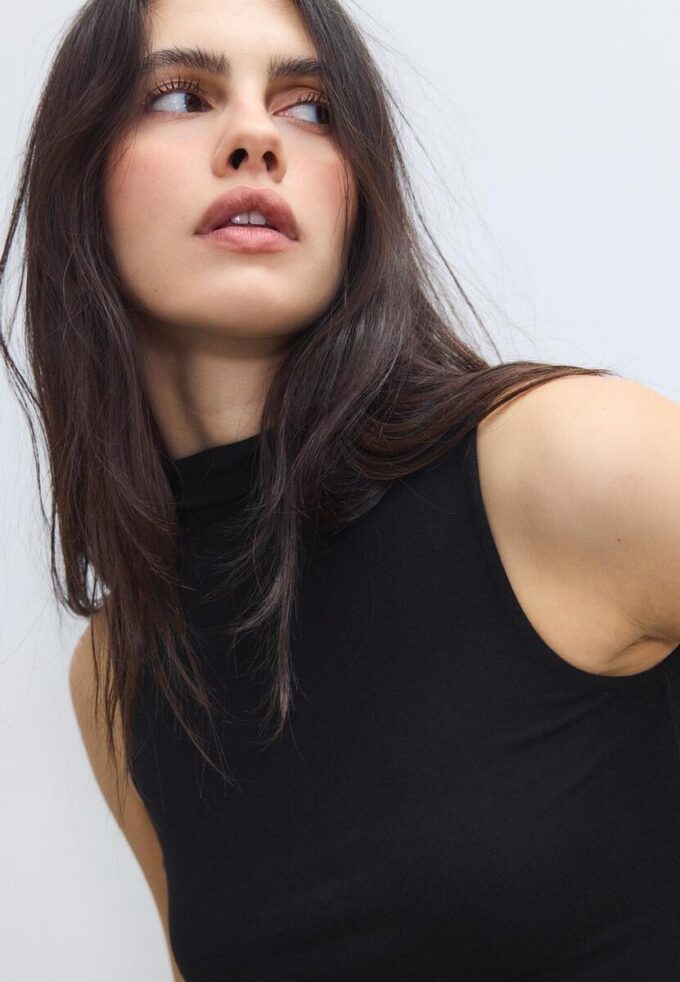 Camiseta sin mangas con cuello de embudo Camiseta sin mangas con cuello de embudo