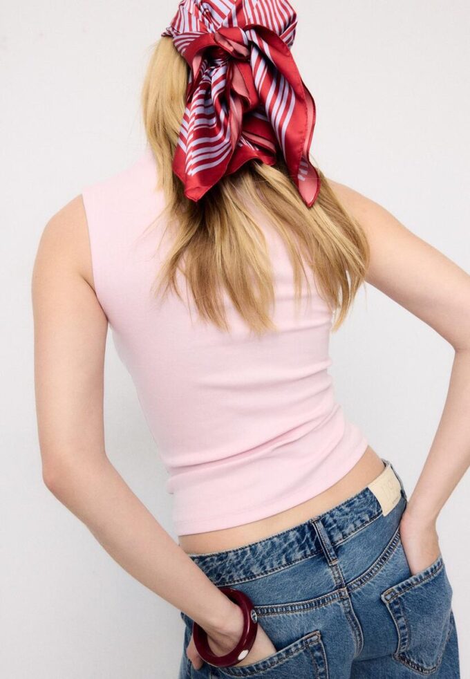 Camiseta sin mangas con cuello de embudo