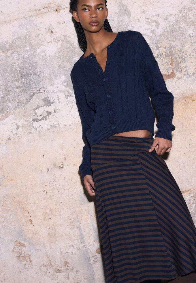 Cardigan de punto trenzado con botones Cardigan de punto trenzado con botones