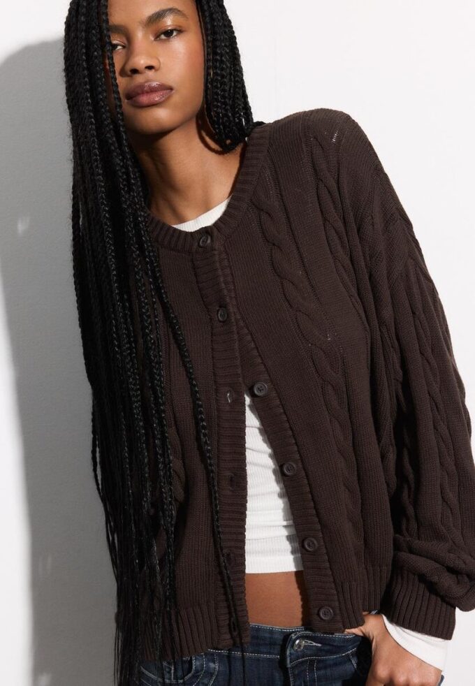 Cardigan de punto trenzado con botones Cardigan de punto trenzado con botones