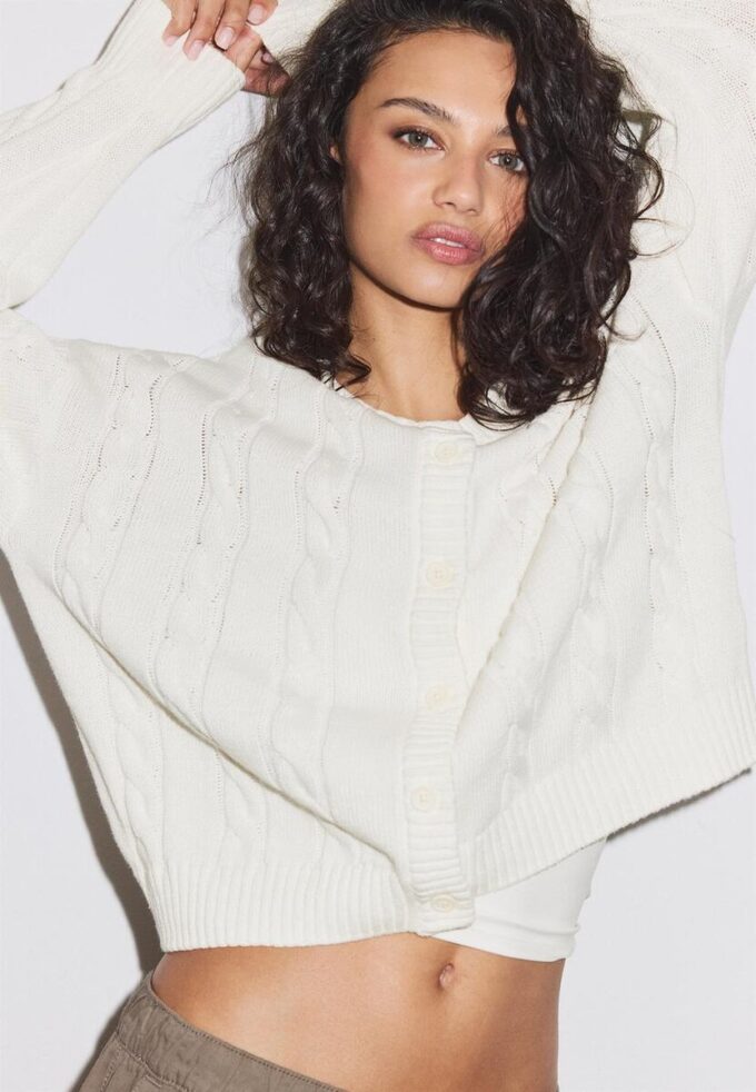 Cardigan de punto trenzado con botones Cardigan de punto trenzado con botones
