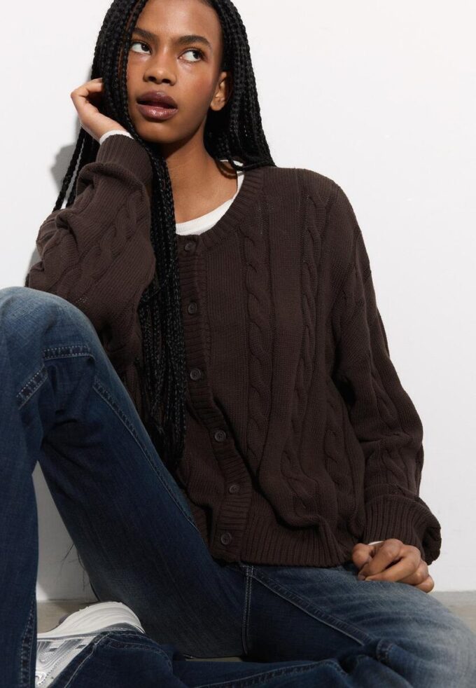 Cardigan de punto trenzado con botones Cardigan de punto trenzado con botones