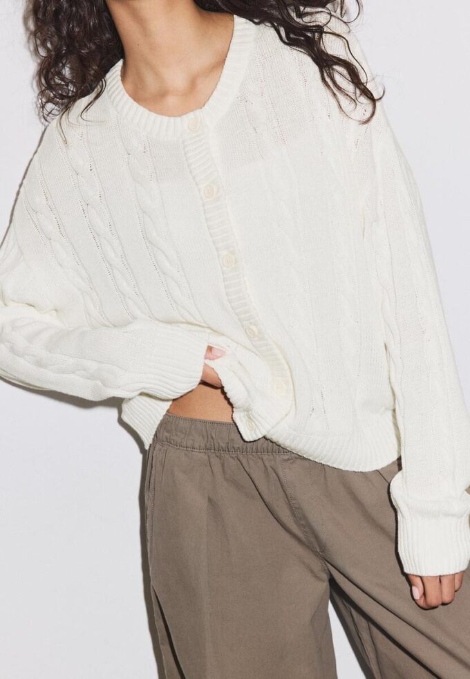 Cardigan de punto trenzado con botones Cardigan de punto trenzado con botones