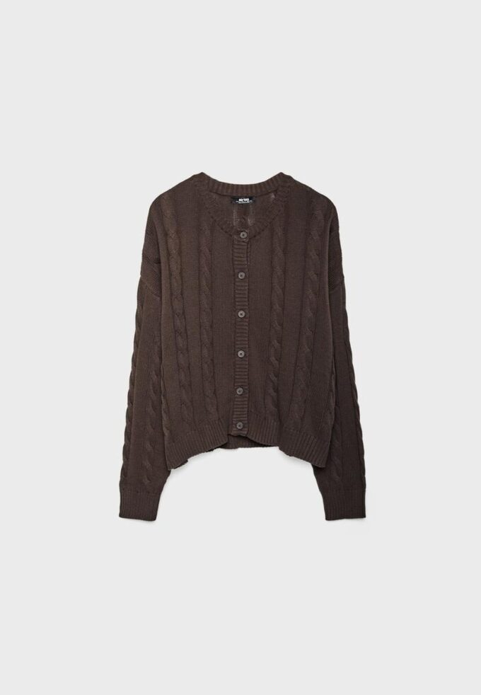 Cardigan de punto trenzado con botones Cardigan de punto trenzado con botones