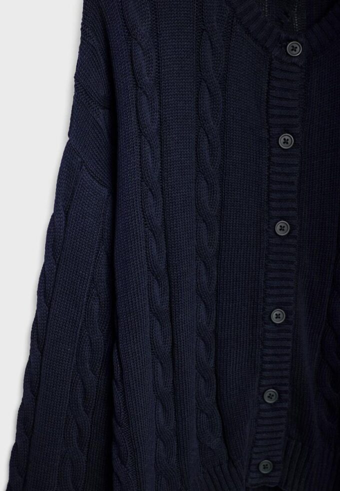Cardigan de punto trenzado con botones Cardigan de punto trenzado con botones