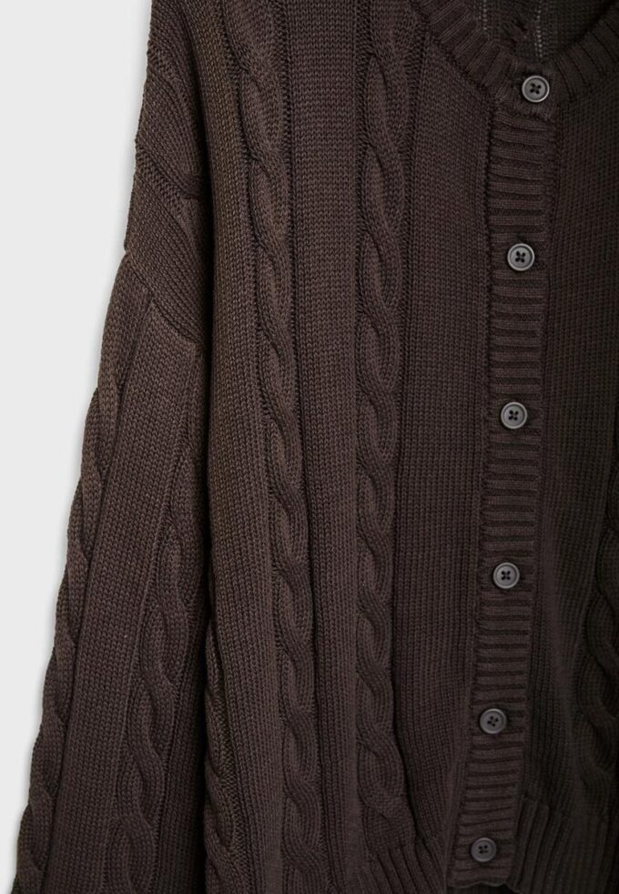 Cardigan de punto trenzado con botones Cardigan de punto trenzado con botones