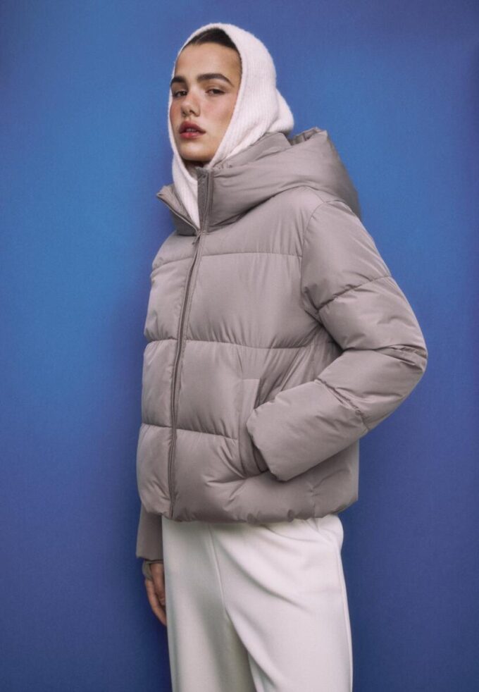 Chaqueta acolchada básica con capucha Chaqueta acolchada básica con capucha