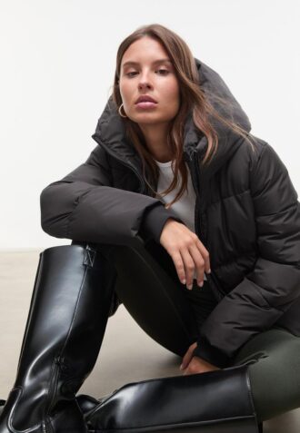 Chaqueta acolchada básica con capucha