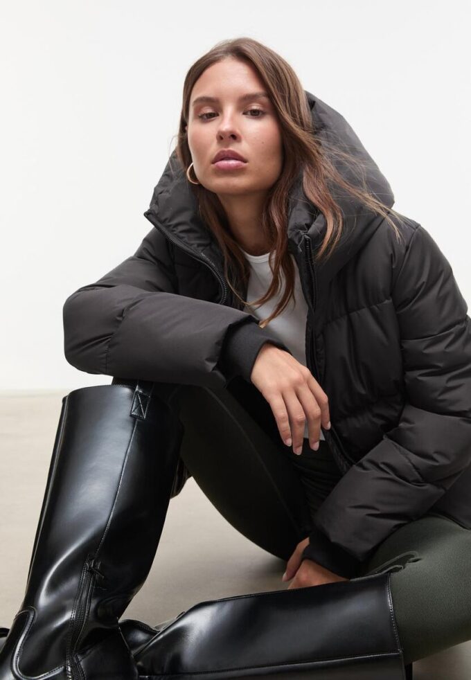Chaqueta acolchada básica con capucha Chaqueta acolchada básica con capucha