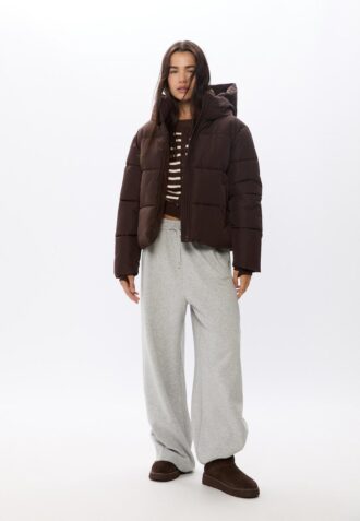 Chaqueta acolchada básica con capucha