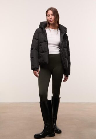Chaqueta acolchada básica con capucha