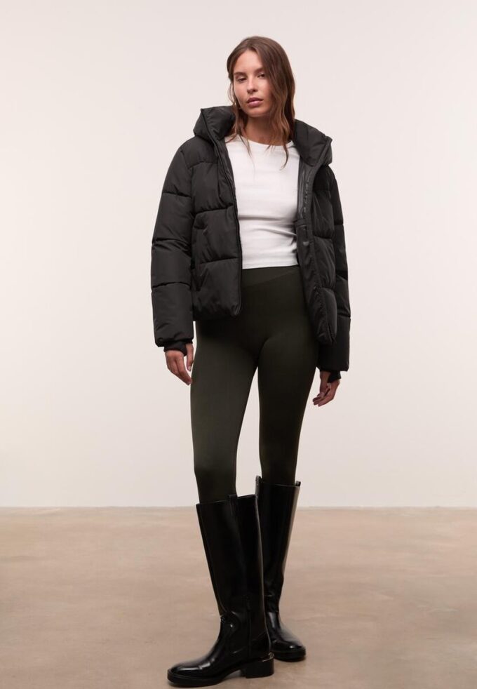Chaqueta acolchada básica con capucha Chaqueta acolchada básica con capucha