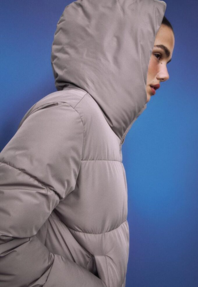 Chaqueta acolchada básica con capucha Chaqueta acolchada básica con capucha