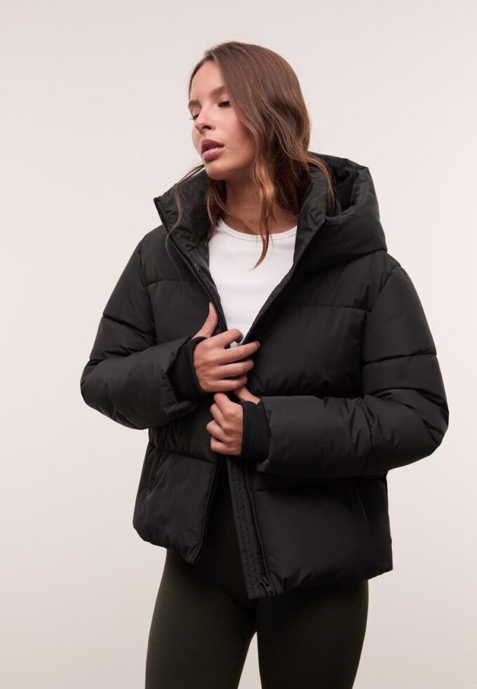 Chaqueta acolchada básica con capucha Chaqueta acolchada básica con capucha