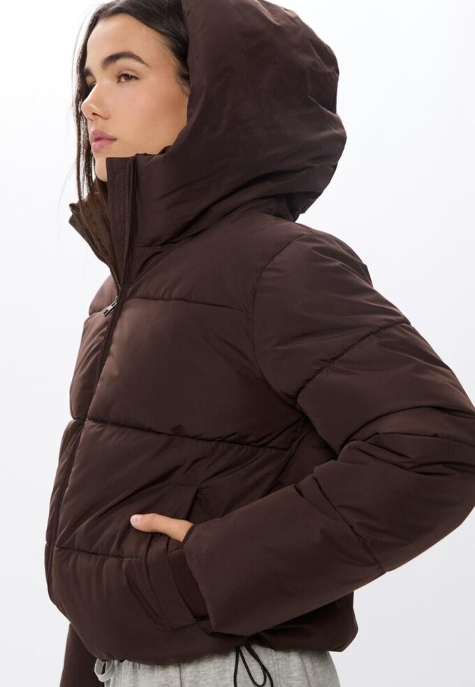 Chaqueta acolchada básica con capucha Chaqueta acolchada básica con capucha