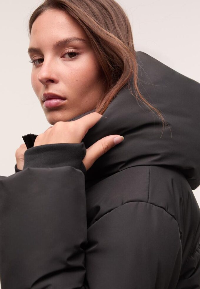 Chaqueta acolchada básica con capucha Chaqueta acolchada básica con capucha