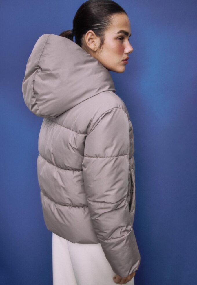 Chaqueta acolchada básica con capucha Chaqueta acolchada básica con capucha