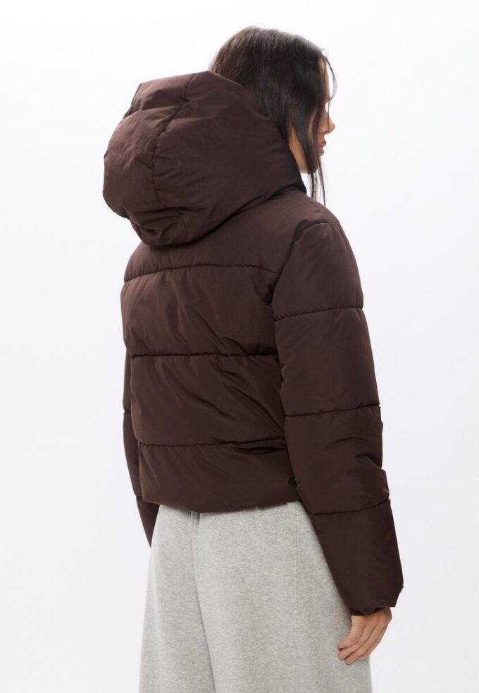 Chaqueta acolchada básica con capucha Chaqueta acolchada básica con capucha