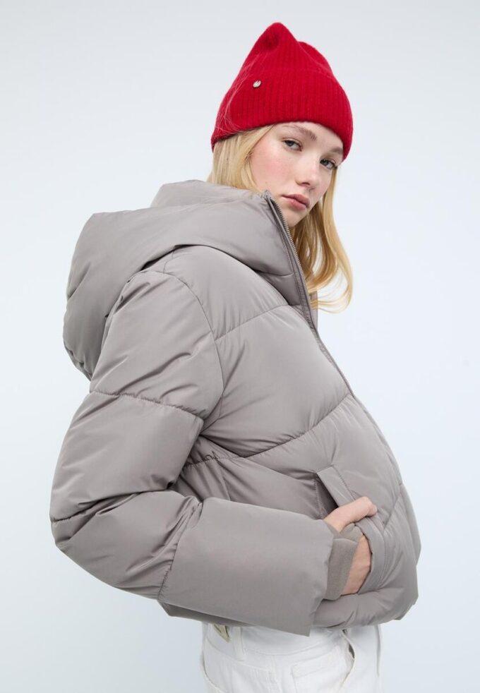 Chaqueta acolchada básica con capucha Chaqueta acolchada básica con capucha