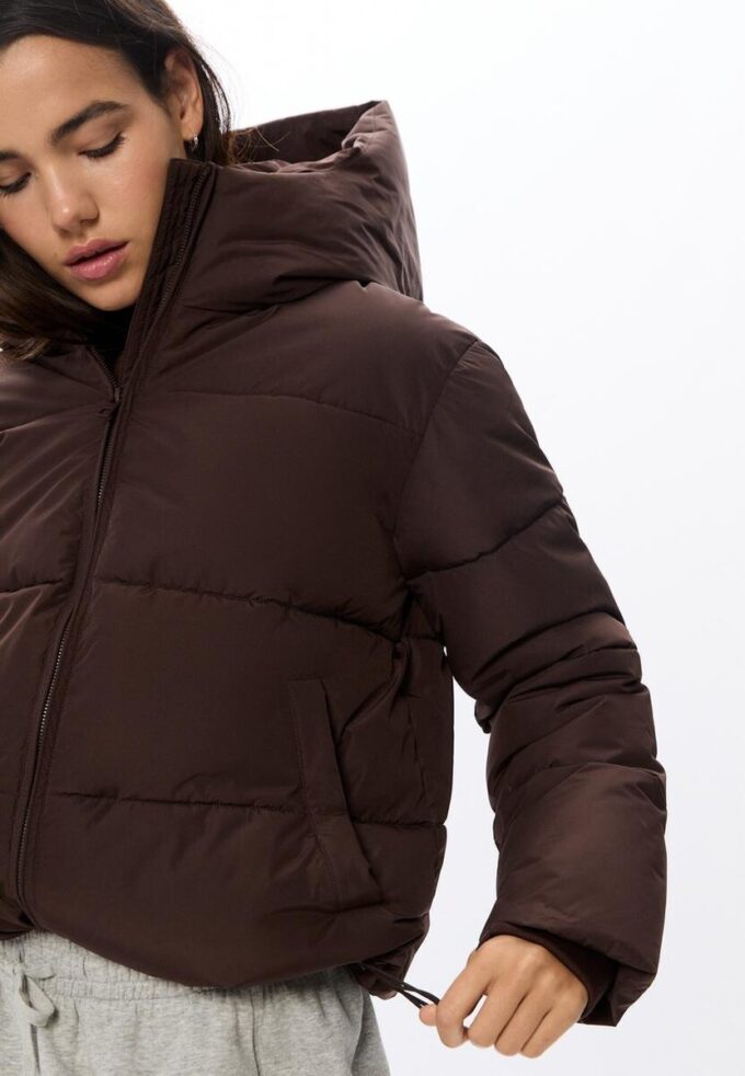Chaqueta acolchada básica con capucha Chaqueta acolchada básica con capucha