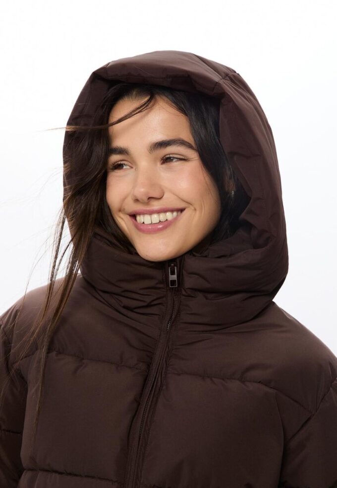 Chaqueta acolchada básica con capucha Chaqueta acolchada básica con capucha