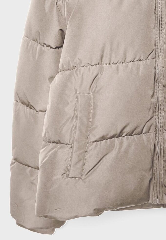 Chaqueta acolchada básica con capucha Chaqueta acolchada básica con capucha