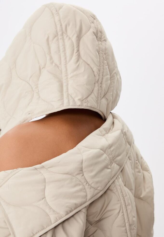 Chaqueta acolchada con capucha Chaqueta acolchada con capucha